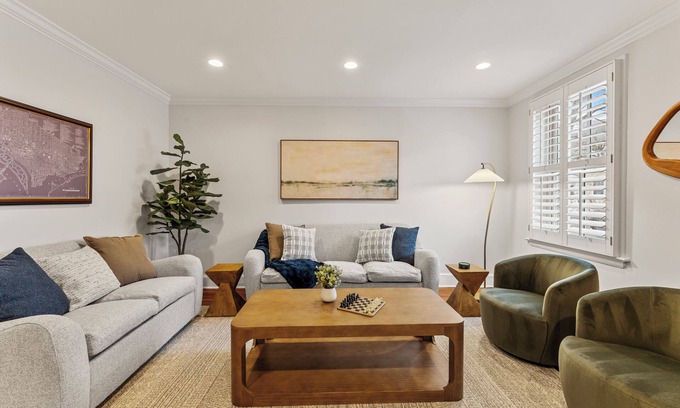 Old Town Alexandria House | Updated Historic Gem off King St Sleeps 10 Courtyard w/Grill 2 Free Parking