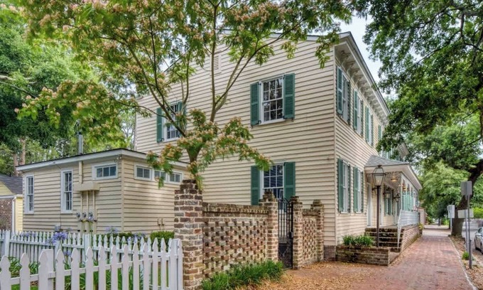 Hitch Village - Fred Wessels Homes Villa | Updated Historic Villa with Parking & Walk to River St.