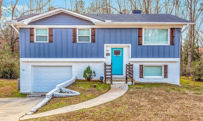 Atlanta House | Updated home in quiet neighborhood with sunroom, balcony & central AC
