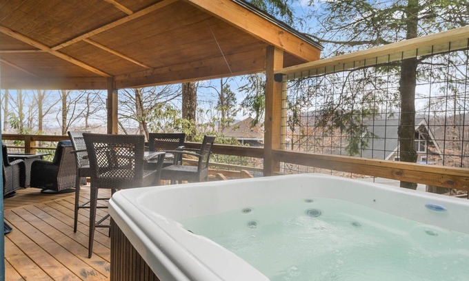 Beech Mountain Cabin | Updated Home minutes from Skiing