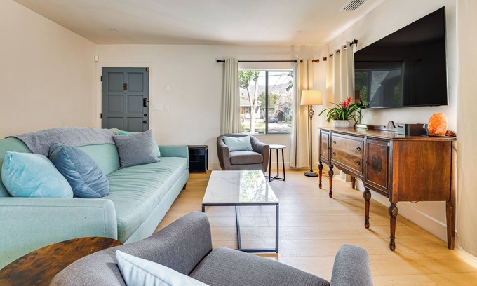 North Central House | Updated Home w/Private Deck, 1 Mi to Rose Bowl!