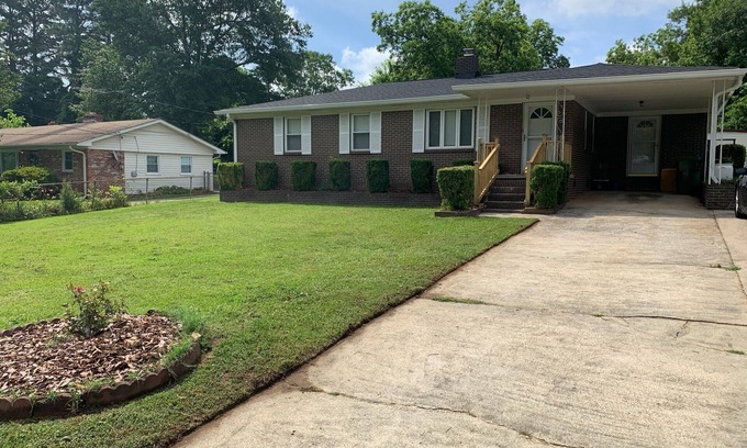 Mauldin House | Updated home with fenced yard, dog friendly, 15 min to downtown Greenville!