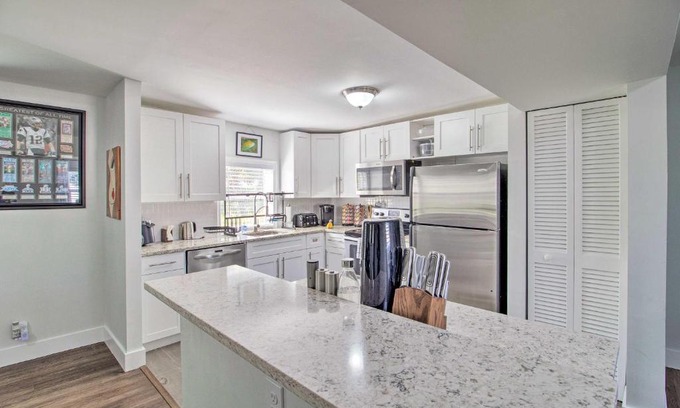 Progressive Northwest House | Updated Home with Patio and Yard Less Than 2 Mi to Palm Beach!