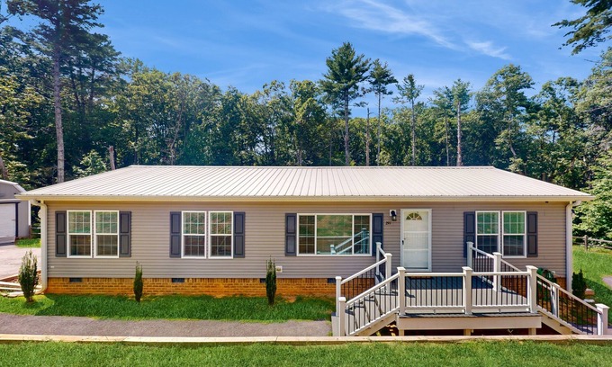 Clarkesville House | Updated kitchen, outdoor seating, drive to all the area waterfalls