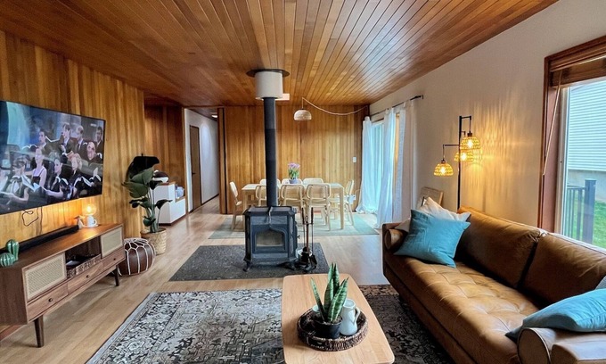 Moscow House | Updated Mid Century Modern next to University. Retro vibe! Close to Downtown.
