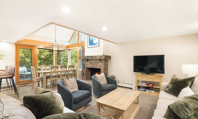 Stratton Mountain House | Updated Mountain Chalet with shuttle to Stratton