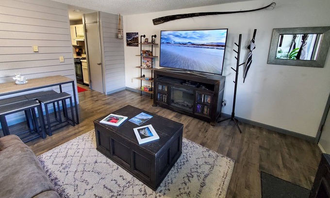 West Juneau Condo | Updated Ocean & Mountain View Condo near Downtown