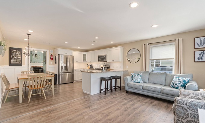 North Cape May House | Updated open concept beach house. 1.5 blocks to bay beach and Harpoon’s!