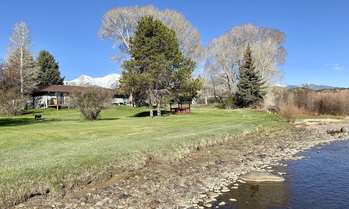Buena Vista House | Updated, pet friendly home steps from the Arkansas River~ Fly Fishing & Rafting