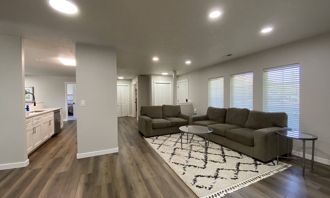 Moran Prairie House | 🔥Updated Rancher near 🛍 shopping & restaurants 🍽 🐾