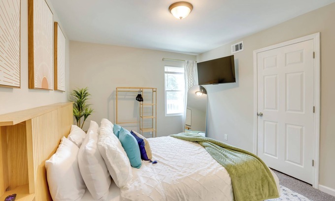 Talladega Apartment | Updated Rental ~ 14 Mi to Talladega Superspeedway!