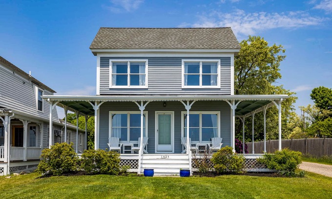 Rye House | Updated seaside home near the beach with grill, ocean & beach views, AC, porch