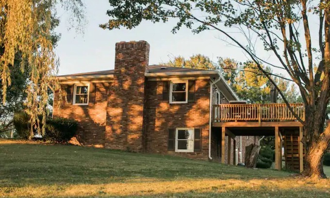 Luray House | Updated! Stunning country home near main street