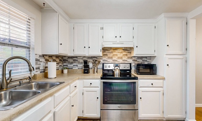 Aurora House | Updated townhome in a central location for all of your exploring!