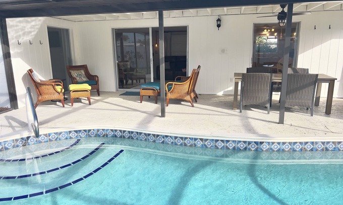Venice Gardens House | Updated Tranquil 2-bedroom heated pool house in Venice FL, close to Beaches.