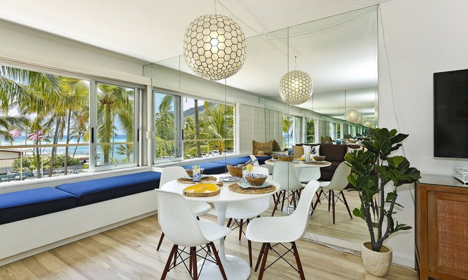 Diamond Head - Kapahulu - St. Louis Condo | Upgraded Beachfront Studio on Quiet Waikiki beach with Swimming/Surfing!