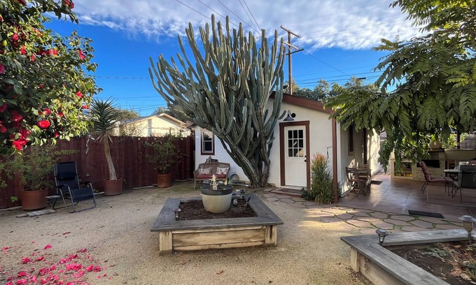 Upland Cottage | Upland Craftsman Cottage - 1 Bedroom Private Studio in Central Upland Location