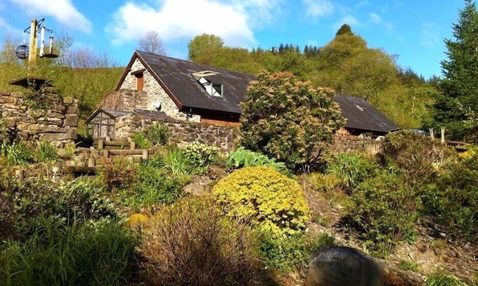 Machynlleth Cottage | UPPER BARN COTTAGE, pet friendly, with a garden in Aberangell