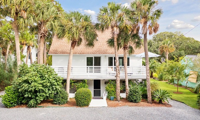 Folly Beach Apartment | Upper Level of Duplex-Short Walk to Beach & Washout (Prime Surfing Spot)