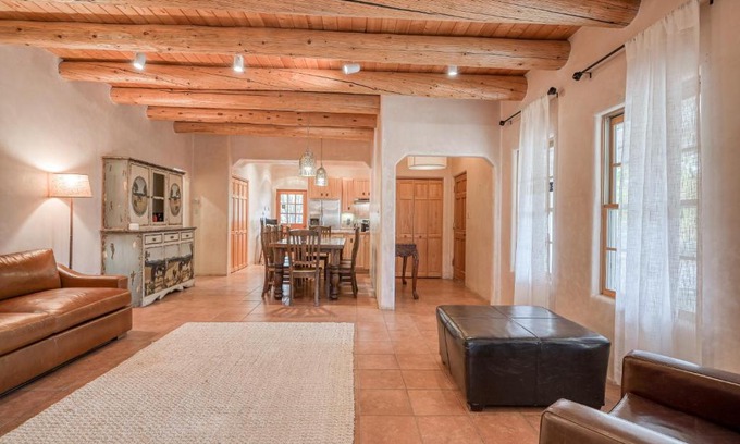 Taos House | Upper Ranchitos Road Retreat