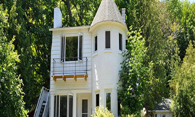 Frankfort House | Upper Terrace in the Three Pines Resort