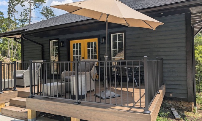 Maryville House | Upscale 2-bedroom house with Fiber Optic Internet and close to the Dragon