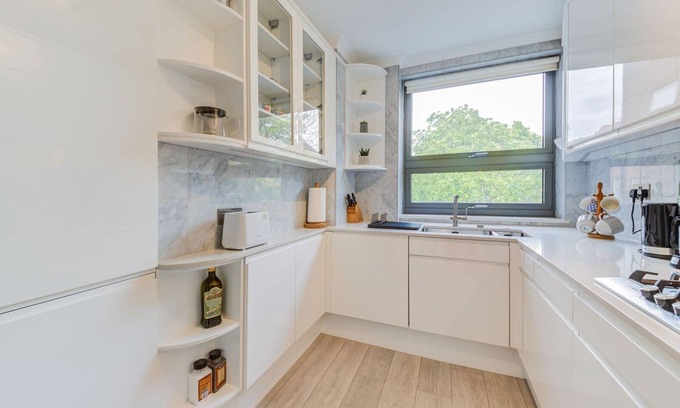 Holland Park Apartment | Upscale 3Bedroom Apartment in Holland Park with Private Parking