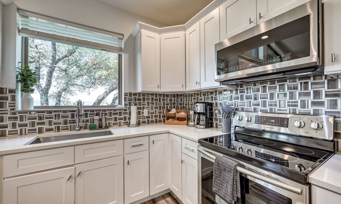 Point Venture House | Upscale 5BR Home on Lake Travis With Hottub & Lake Views