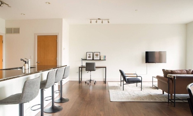 Yankee Hill Apartment | Upscale Apartment Near Lake Michigan