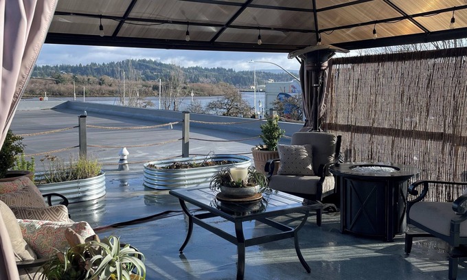Coos Bay Apartment | Upscale apartment with rooftop patio in downtown Coos Bay.