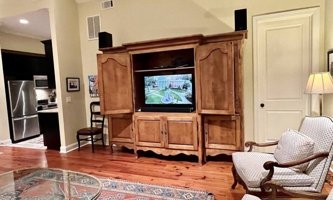 Oxford Condo | Upscale Condo Right on The Square!