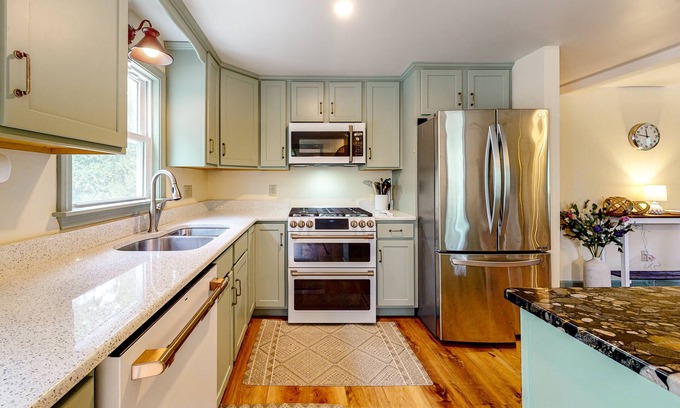Weweantic House | Upscale getaway near beach - fast WiFi, central AC - huge dog-friendly yard