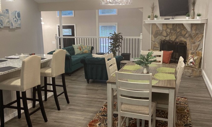 Woodstock House | Upscale Home! 4 Min From Lake Allatoona! n18 Min from LakePointe Sports Complex!