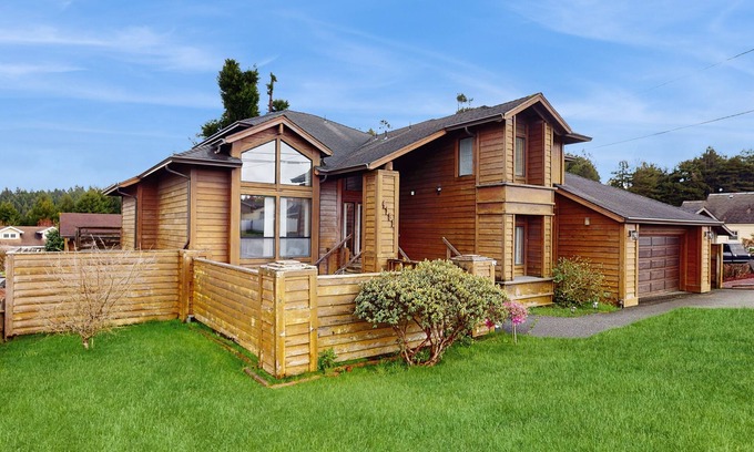 Eureka House | Upscale home near the ocean w/jetted tub, game room, and gas grill