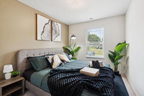Southwest Raleigh House | Upscale King 3BR Townhouse Mins to Cary & NC State