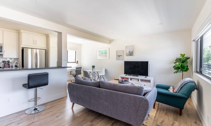 South Redondo Apartment | Upscale Redondo Beach 1BR, nr Water, Restaurants & Shops, by Blueground