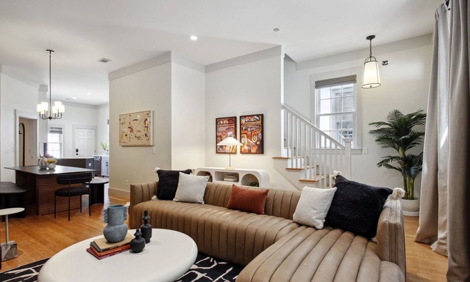 Old West Broad Neighborhood House | Upscale Renovation - Free Parking