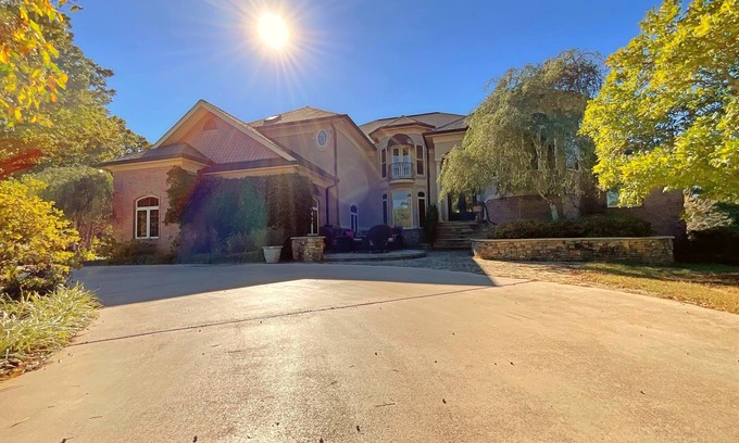 Oxford House | Upscale Rural Retreat Sleeps 14