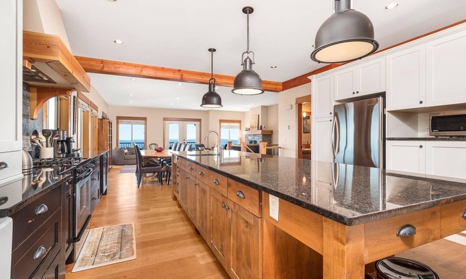 Silver Star Mountain House | Upscale Ski In/Out Duplex on The Ridge with Garage, Private Hot Tub, laundry