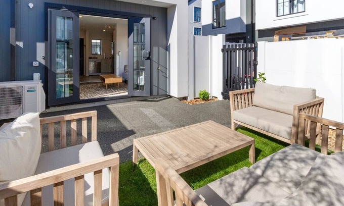 Christchurch City Centre House | Upscale Townhouse with Parking in Prime Location