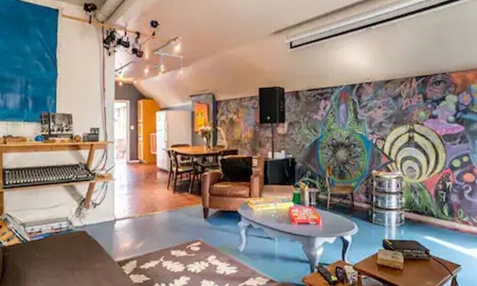West Highland Apartment | Upstairs @ Eric's - HipFunPad & Super Neighborhood