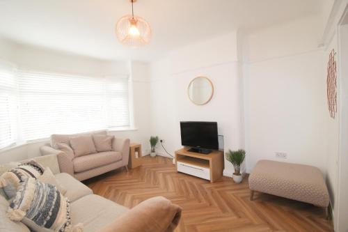 Greasby Apartment | Upton Hidden Garden Retreat