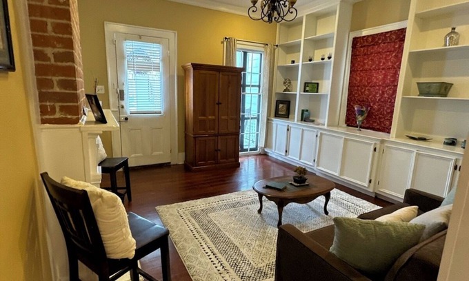 Faubourg Delachaise Apartment | Uptown 1 block from Magazine St mins from Downtown off street parking