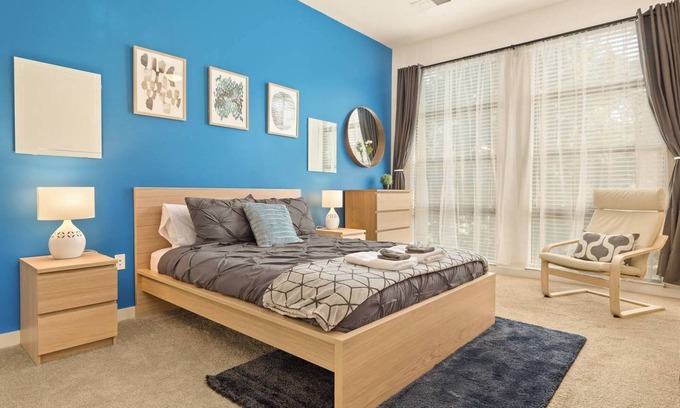 First Ward Apartment | Uptown 1st Ward | Walk Everywhere | Apple TV-Wifi