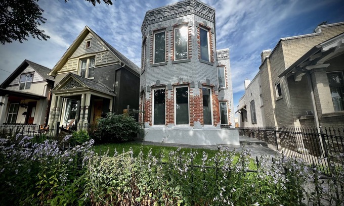Lincoln Park House | UPTOWN CASTLE - CITY VIEWS - THEATER & CONVENTION DISTRICT!