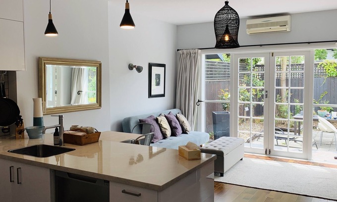 Saint Albans Cottage | Uptown City Haven - Christchurch Townhouse
