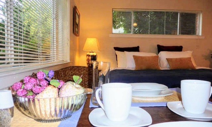 Knox - Henderson Apartment | Uptown Dallas - Bright Studio 1A, WiFi, Parking, Near Restaurants & Shops & Safe
