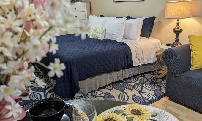 Knox - Henderson Apartment | Uptown Dallas - Large Studio #2, WiFi, Parking, Near Restaurants & Shops & Safe