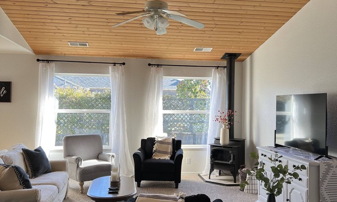 Ferndale House | Uptown Ferndale- two blocks from Main St in the Victorian Village!