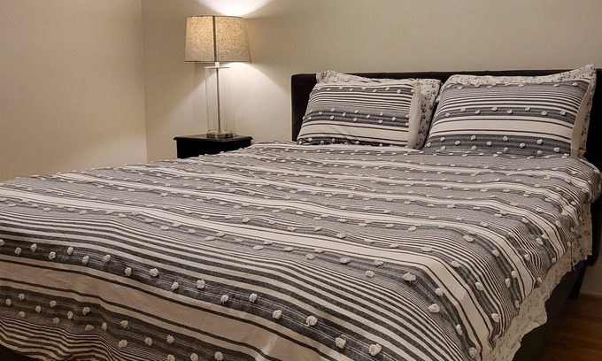 Uptown Apartment | Uptown Gem! Short walk 2 beach! 2 miles to Wrigleyville. Skip to Aragon Theater!